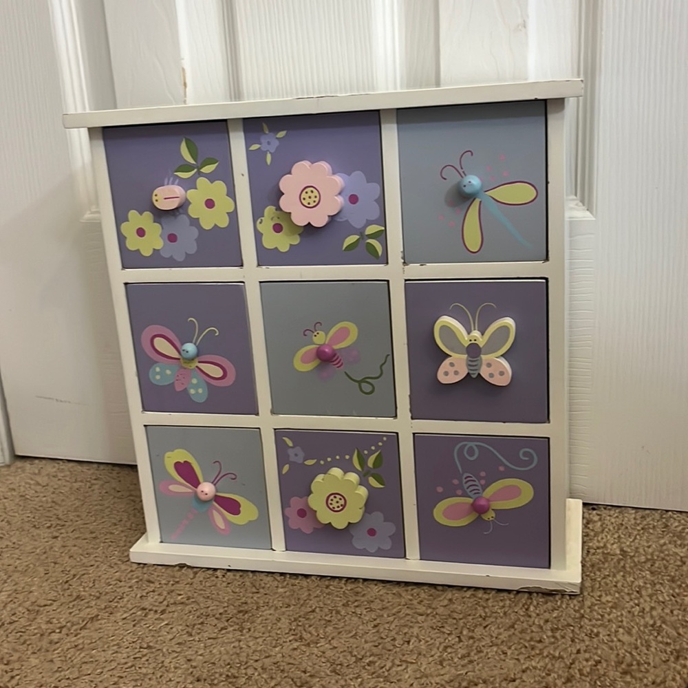 Butterfly compartment shelf